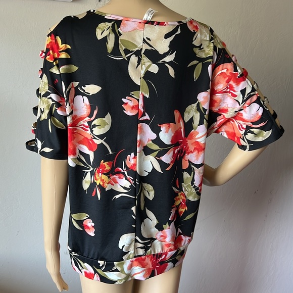 Black floral cut out sleeve top. Size large - Picture 9 of 11